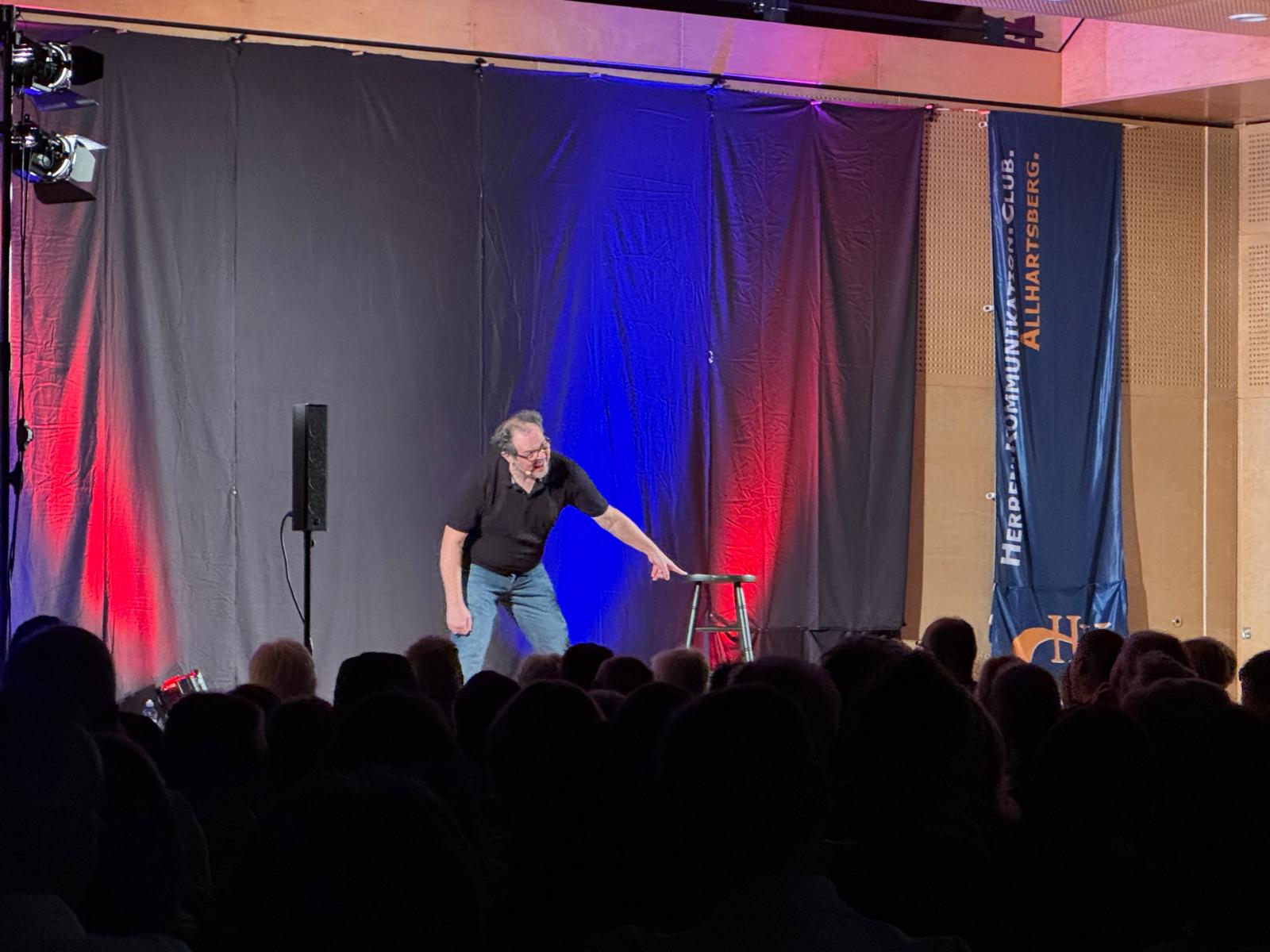 Bericht über den Kabarettabend mit Thomas Mraz und seinem Soloprogramm „MRAZ FIRST“ am 26. September 2026 in der Turnhalle Allhartsberg, veranstaltet vom Herren Kommunikations Club (HKC) Allhartsberg.